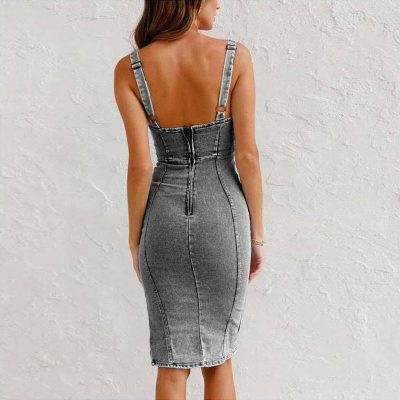 Robe en jean à bretelles – col U, fente, coupe cintrée