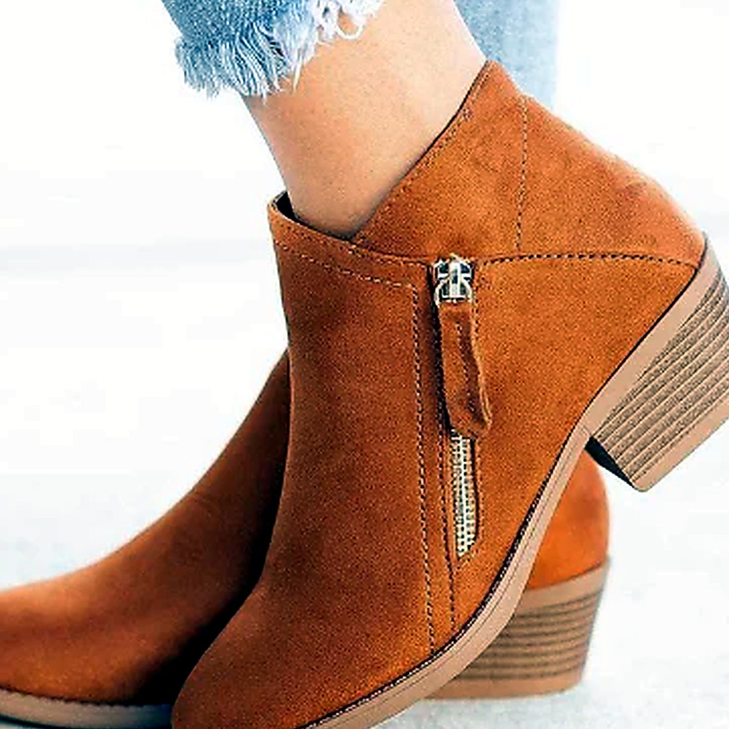 Bottines suédine femme Chicarla camel, talon bloc 3–5 cm, zip latéral, semelle antidérapante, vue 3/4.