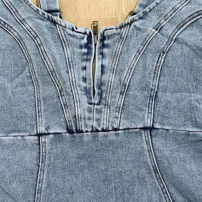 Robe en jean à bretelles – col U, fente, coupe cintrée