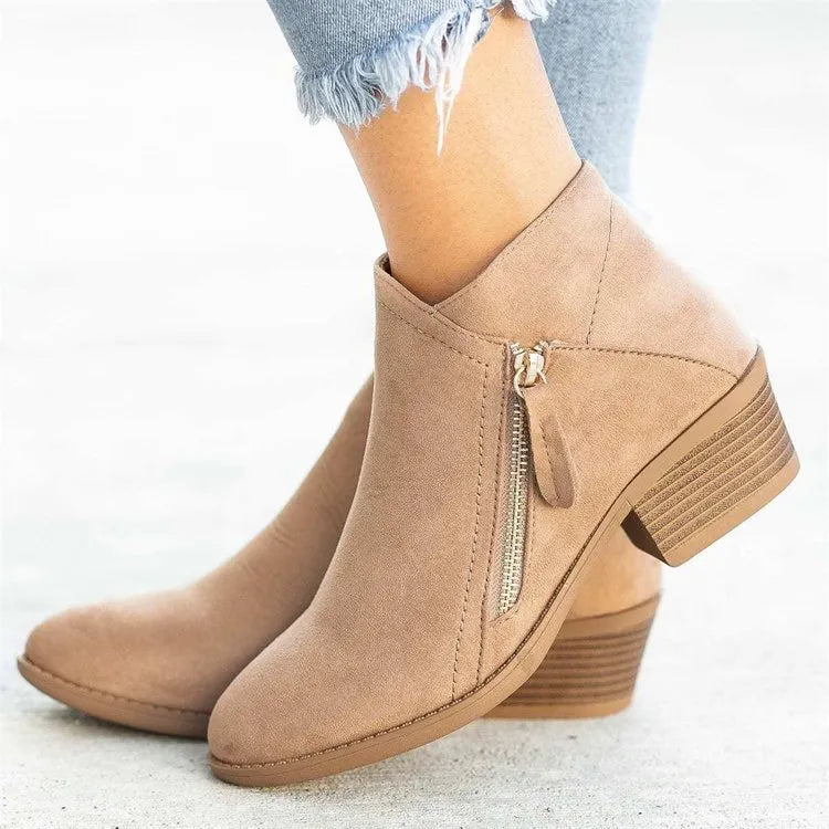 Bottines suédine femme Chicarla beige, talon bloc 3–5 cm, zip latéral, semelle antidérapante, vue 3/4.